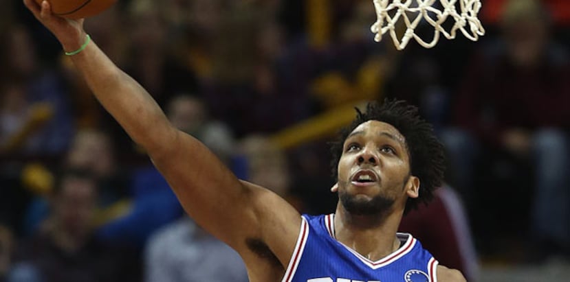 El estelar novato de los Sixers, Jahlil Okafor, fue grabado agrediendo a un fanático el miércoles en la noche en Boston. (AP)