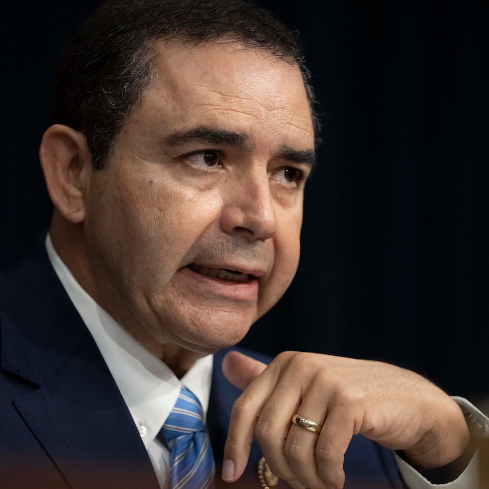 Las autoridades federales habían acusado a Henry Cuellar y a su esposa de aceptar miles de dólares a cambio de promover los intereses de una empresa energética controlada por Azerbaiyán y un banco en México.