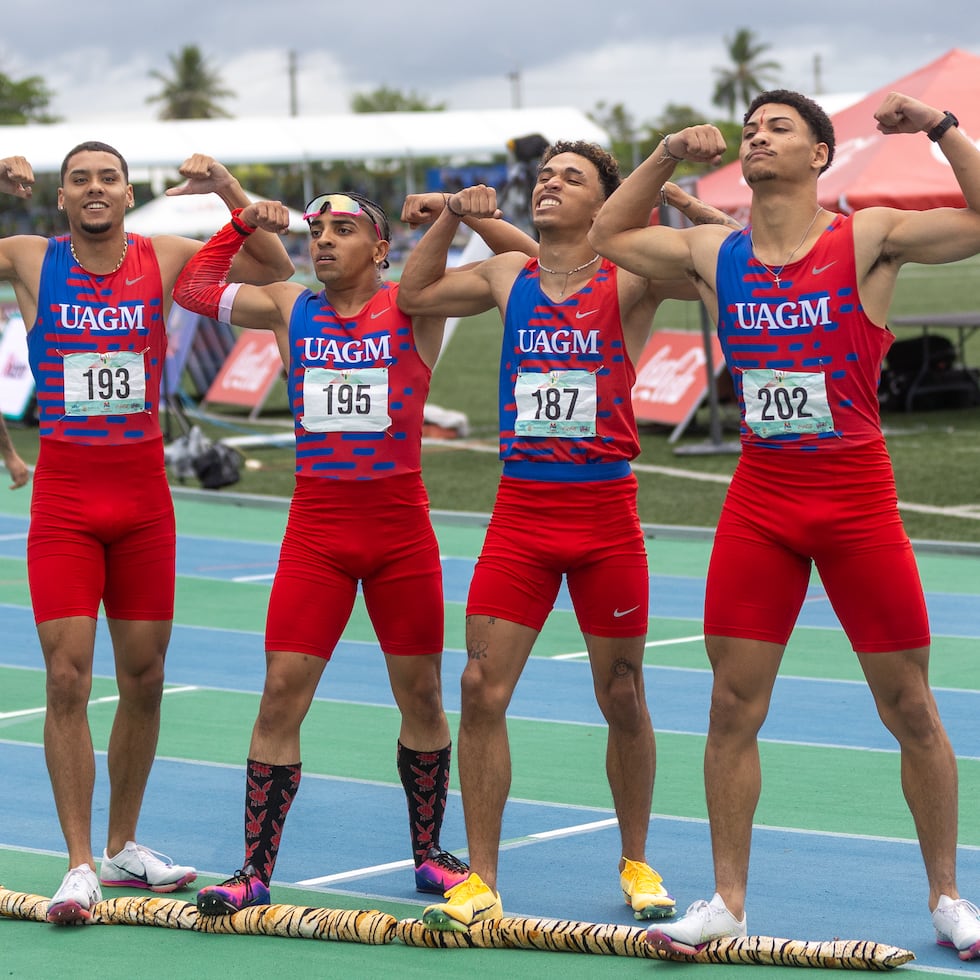 Integrantes del relevo 4x100 de la UAGM celebra la victoria en las Justas.