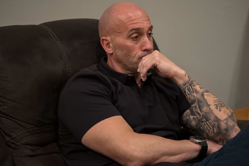 Joseph "Tucker" Daniels escucha a sus abogados en su casa de Thibodaux, Luisiana, el jueves 13 de noviembre de 2025. (Foto AP/Matthew Hinton)