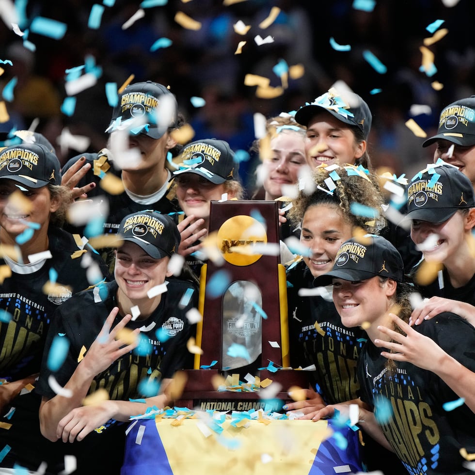 Jugadoras de UCLA celebran tras derrotar a South Carolina en la final del campeonato nacional del torneo de baloncesto universitario femenino Final Four de la NCAA.