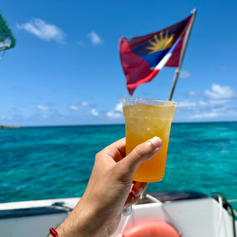 Una de las bebidas indiscutibles que acompaña la mayoría de los eventos en Antigua y Barbuda es el "rum punch". A menudo, los recorridos en bote terminan con la bebida conocida por su alto nivel alcohol.