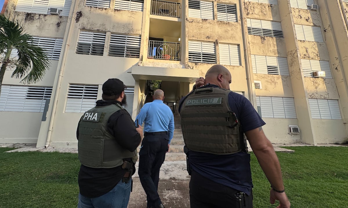 Arrestan a hombre tras hallar drogas y armas en allanamiento en Brisas de Cupey