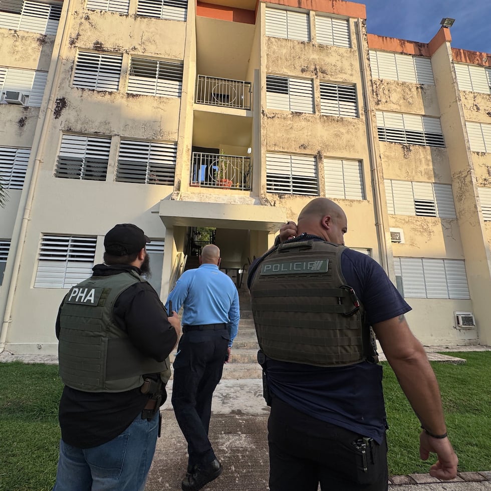 La Policía llegó temprano en la mañana al residencial Brisas de Cupey.