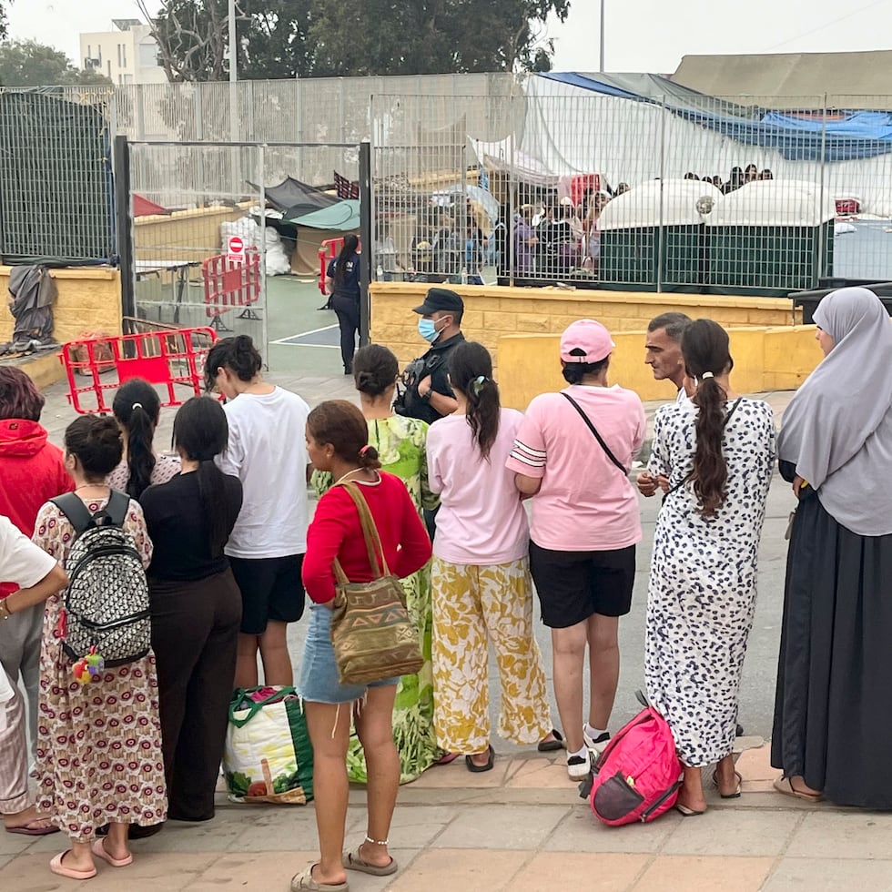Traslado de mujeres que estaban alojadas en el polideportivo de la barriada del Príncipe Alonso.
