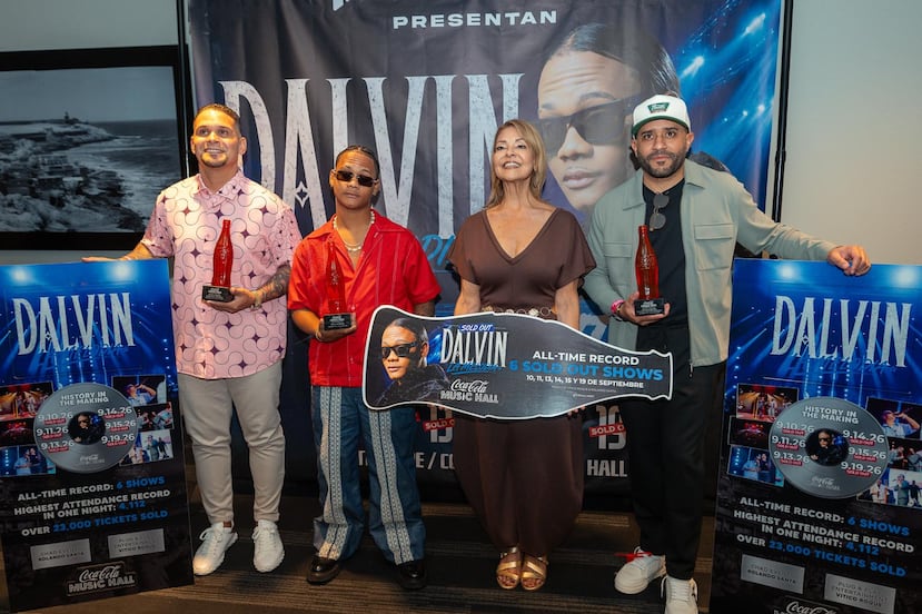 La gerente del Coca- Cola Music Hall, Arleene Pérez, entrega el reconocimiento al joven Dalvin.