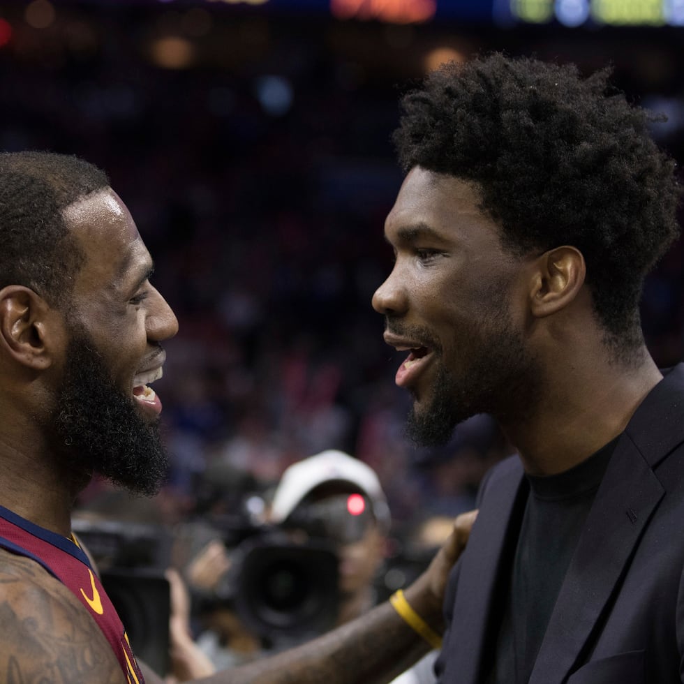 LeBron James habla con Joel Embiid durante su segunda corrida con los Cavaliers de Cleveland.