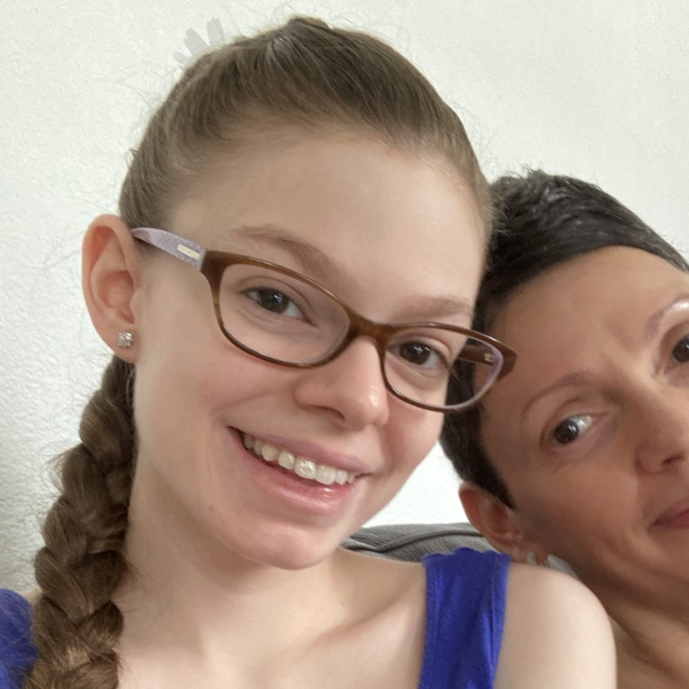 Alison Montalvo con su madre, Sara de León, en tiempos en los que todavía no se había afectado su salud.