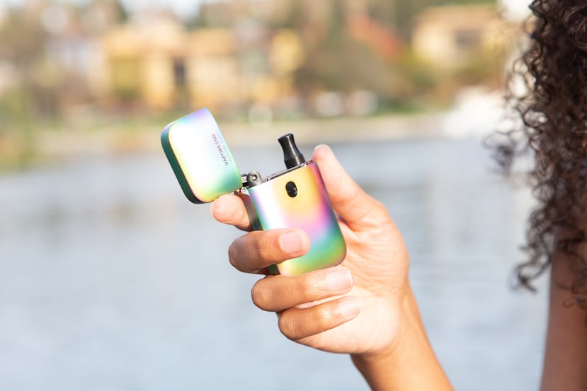 Mujer sostiene un vaper.