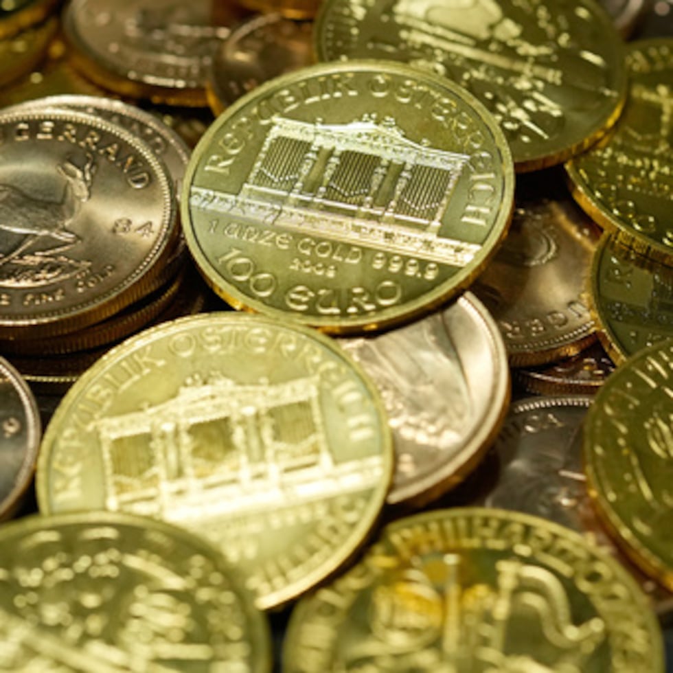 Monedas de oro fino de 1 onza se muestran en la sala de cajas de seguridad en la casa de oro Pro Aurum en Munich, Alemania.