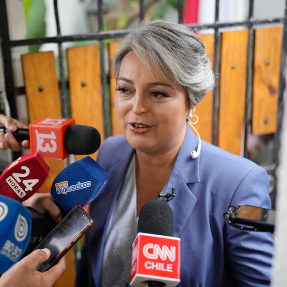 La candidata presidencial Jeannette Jara, de la coalición Unidad por Chile, habla con periodistas antes de ir a votar a la casa de sus padres en Santiago, Chile, el domingo 14 de diciembre de 2025. (Foto AP/Natacha Pisarenko)