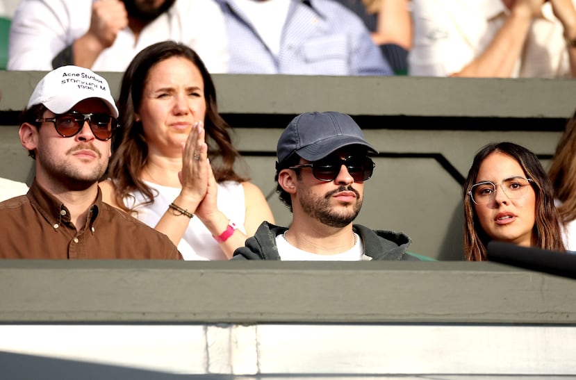 Bad Bunny junto a la diseñadora Gabriela Berlingeri disfrutando del partido inaugural.