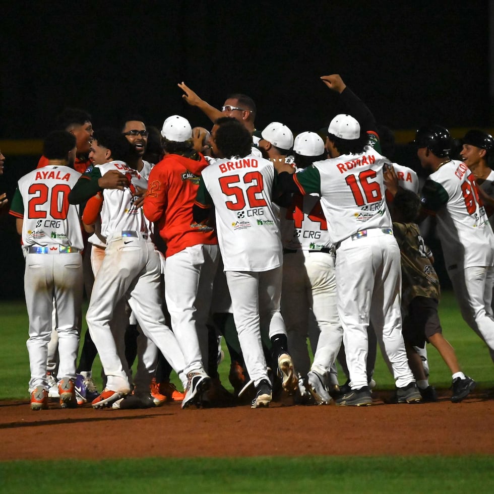 Los Pescadores del Plata de Comerío se tiran al terreno del Estadio Yldefonso Solá Morales en Caguas tras lograr el triunfo sobre Yabucoa en la parte baja el undécimo episodio.
