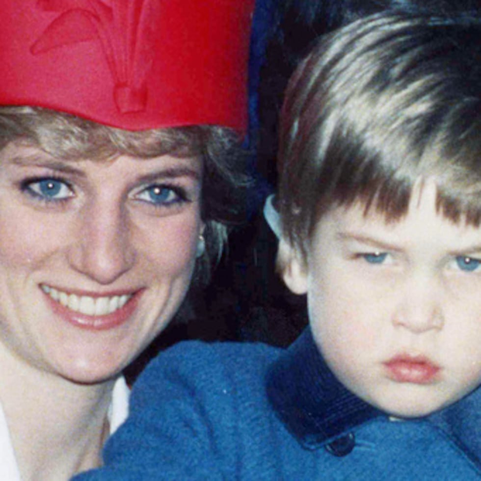 Foto de archivo de la Princesa Diana y su hijo el Príncipe Guillermo. Ambos regresan al Castillo de Windsor, Inglaterra, el 21 de abril de 1986, después de un Servicio de Acción de Gracias para conmemorar el 60 cumpleaños de la Reina Isabel II. (AP Photo/Bob Dear, Archivo)