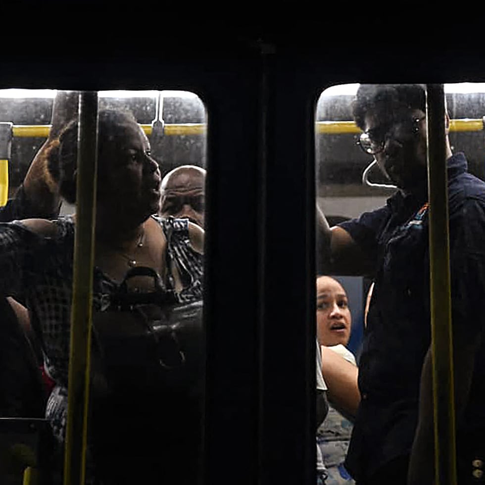 El servicio de metro fue suspendido por horas y sus usuarios fueron evacuados.