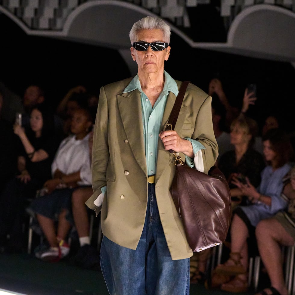La colección SS 27 de Willy Chavarria, presentada en la Semana de la Moda Masculina de París, presentó un estilo "business casual", que combinaba el uso de mahones.