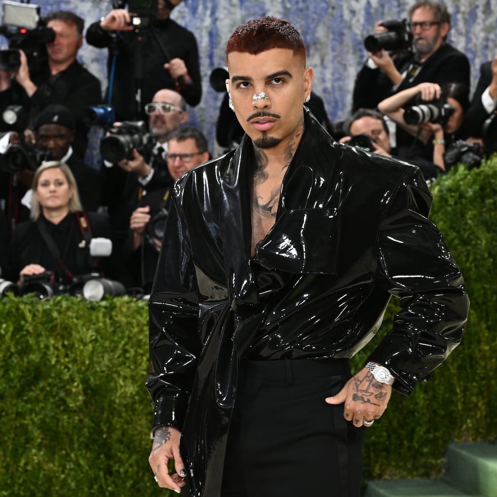 Rauw Alejandro apostó una vez más por la firma YSL para su aparición en el evento de moda más importante del año