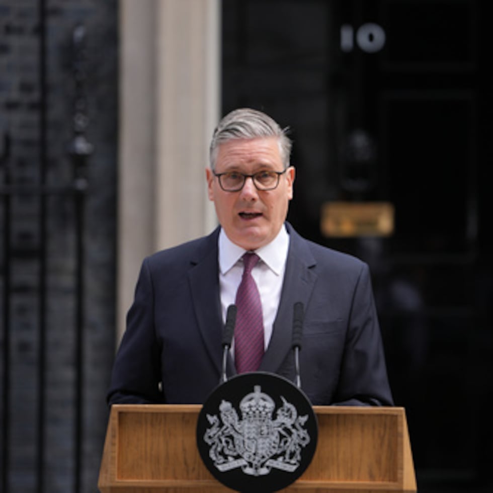 El primer ministro británico, Keir Starmer, anuncia su dimisión ante los medios de comunicación frente al número 10 de Downing Street, en Londres.