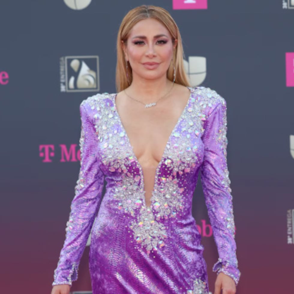 Cristina Eustace se destaca como cantante de música regional mexicana.