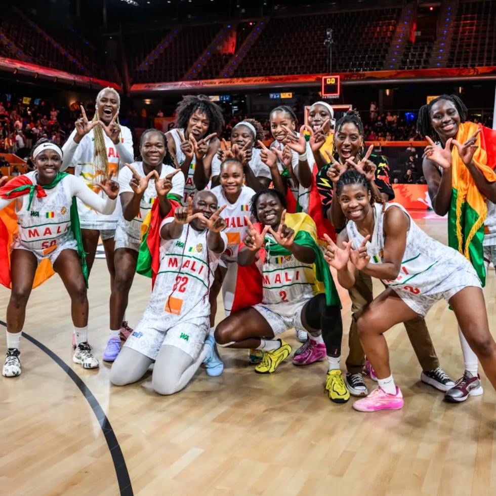 El seleccionado nacional de Mali posa en la cancha tras la victoria sobre España en el Mundial.