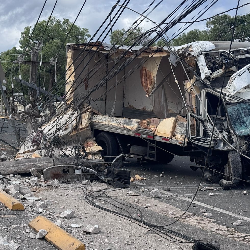 La Policía investiga el choque de un camión hurtado contra dos vehículos y que dejó a varias comunidades de un sector en San Juan sin el servicio de energía eléctrica.