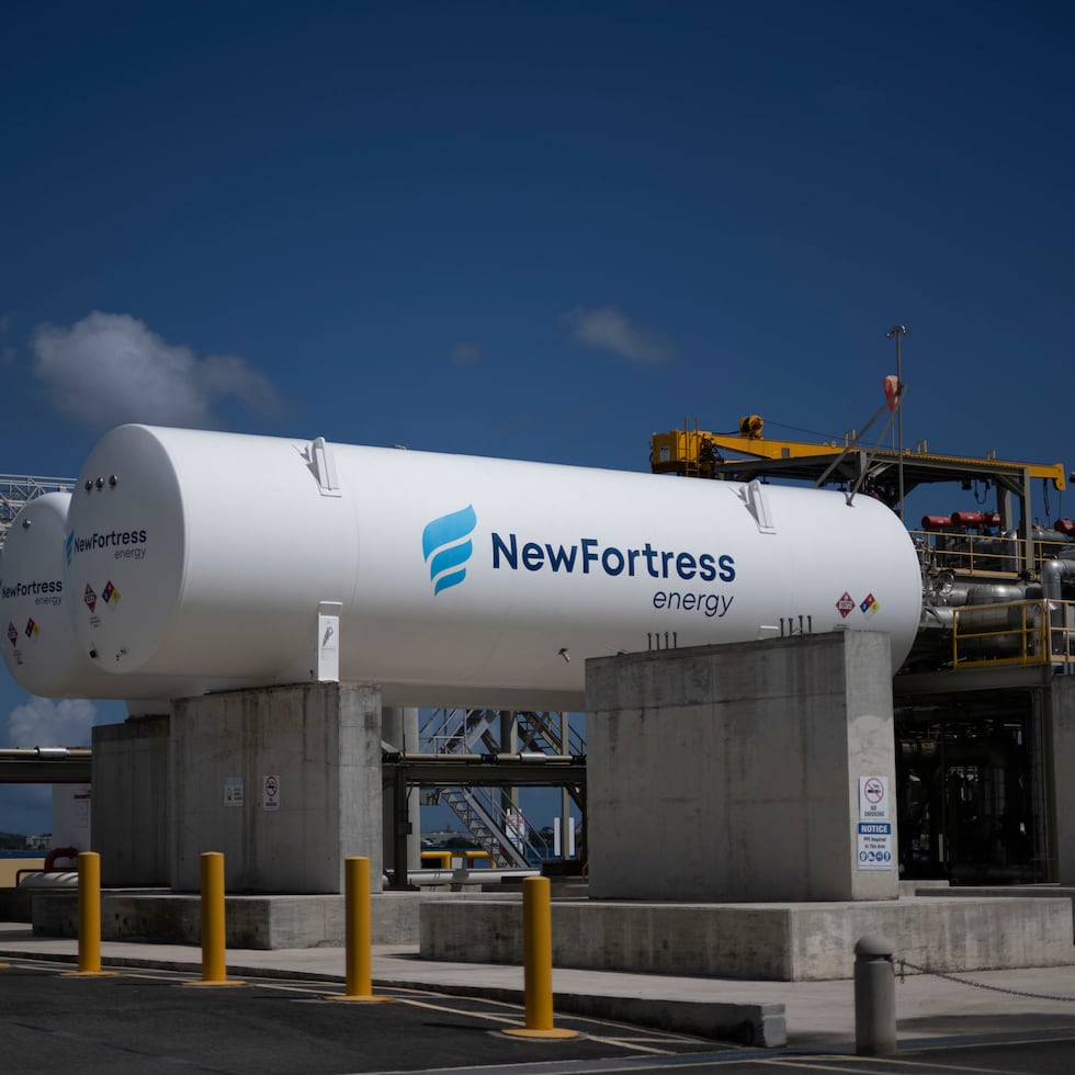 La gobernadora recordó que, desde el 16 de septiembre, NFE no suple gas natural a las unidades 5 y 6 de la central San Juan, las cuales desde entonces operan con diésel, un combustible de mayor costo.