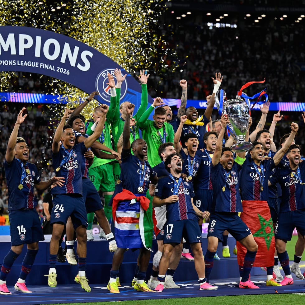 Jugadores del PSG celebran con el trofeo tras conquistar la final de la Liga de Campeones ante el Arsenal en Budapest, Hungría.