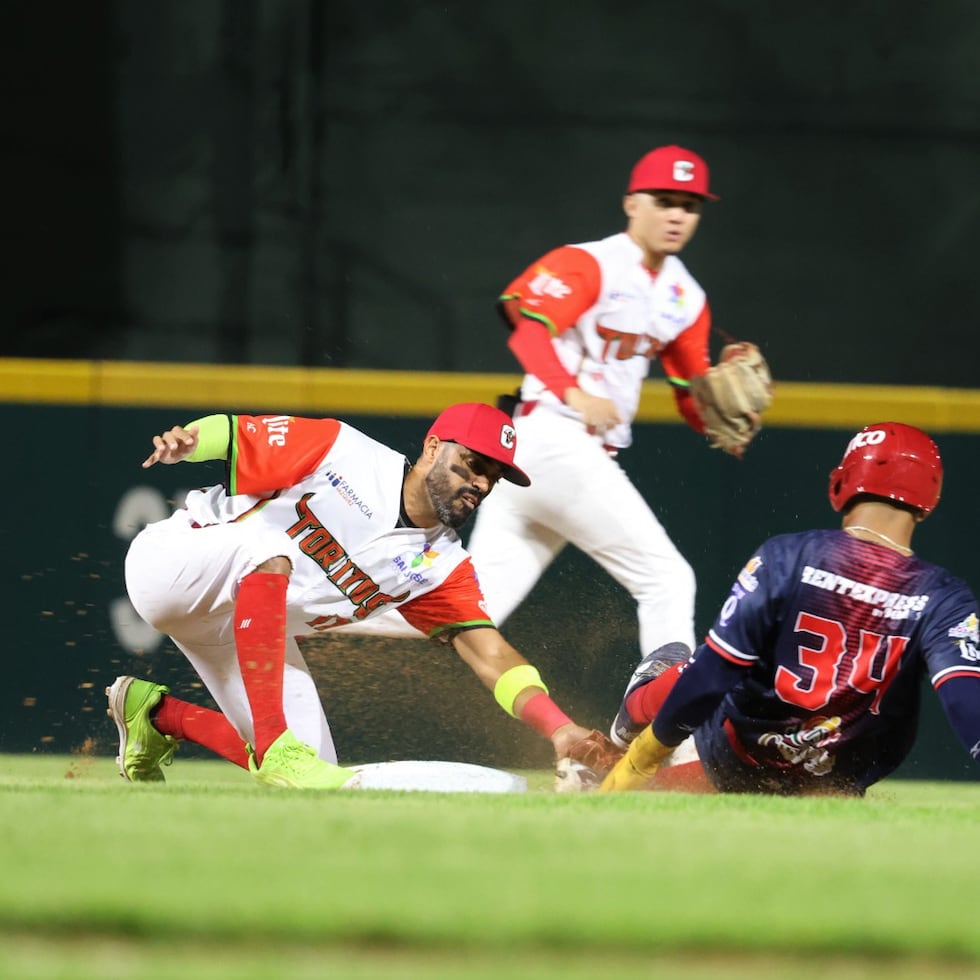 Richard González completando la jugada defensiva en la intermedia por los Toritos de Cayey.