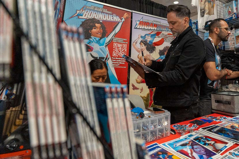 El novelista gráfico Edgardo Miranda (i), creador de 'La Borinqueña', comic de Puerto Rico, asiste al Comic Con 2025 este jueves, en Nueva York (Estados Unidos).