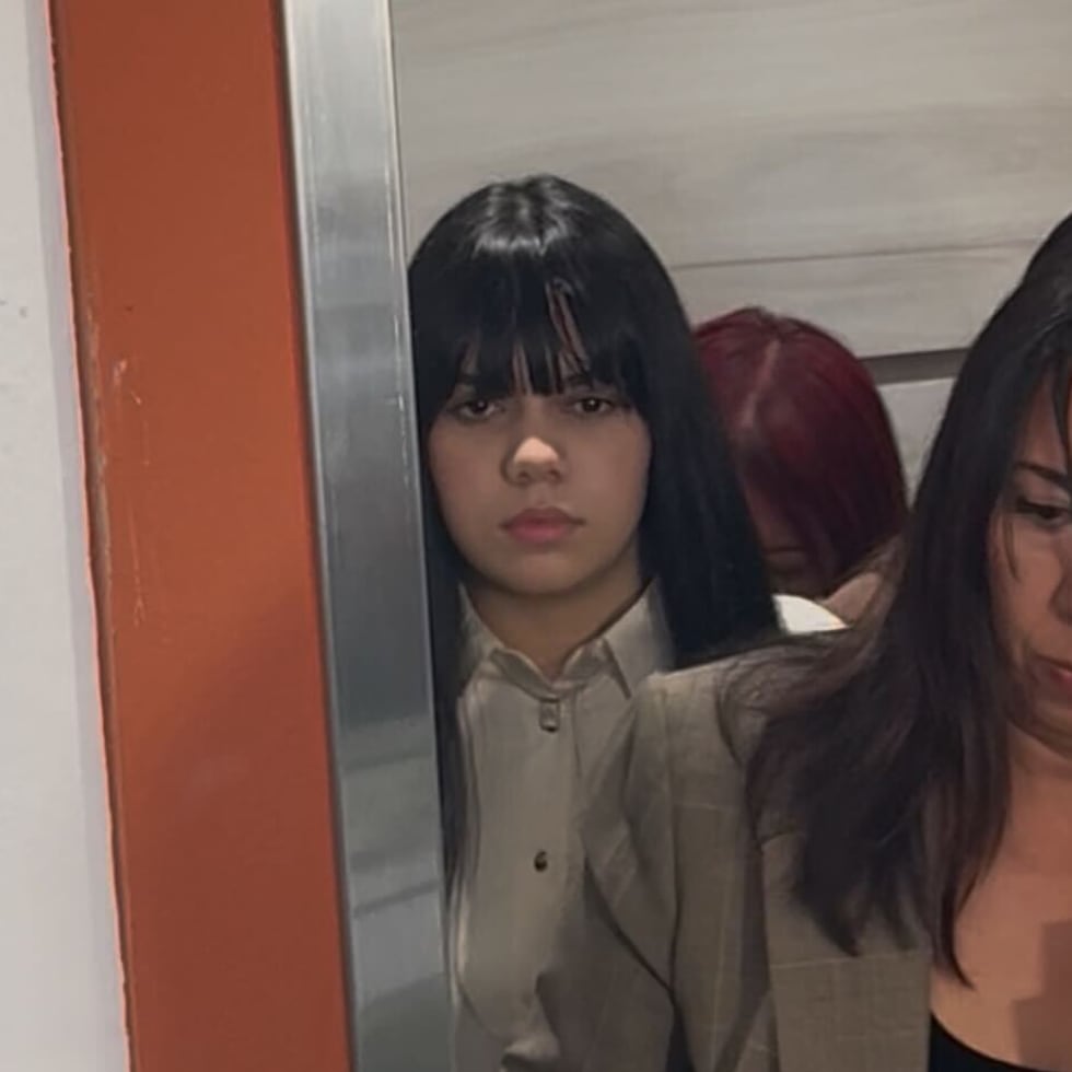 Observar el “festín punitivo” al que sucumbimos cada vez que la joven imputada del asesinato de una menor en Aibonito acude a los procesos del tribunal de ese municipio nos obliga a volver a una reflexión en la que hace mucho insisto: ¿por qué normalizamos el juzgamiento de adolescentes como adultos?, escribe Iris Rosario