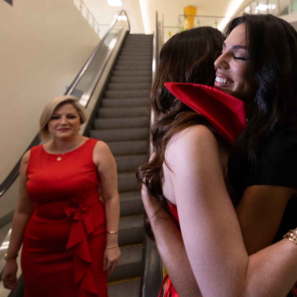 Miss Universe Puerto Rico, Zashely Alicea recibió con un fuerte abrazo a la reina mexicana Fátima Bosch.