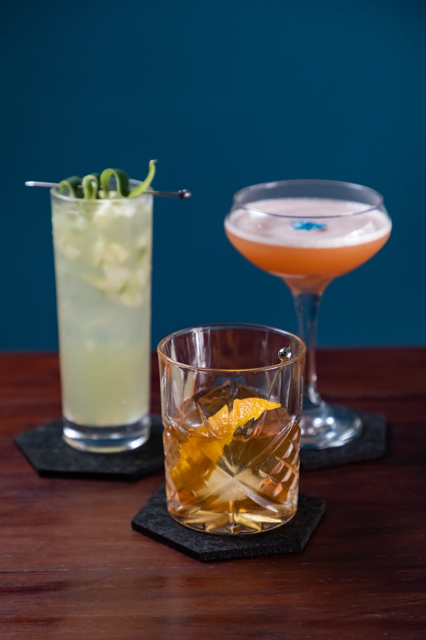 Tragos Old Fashion La Central en primer plano y atrás Monk Blitz y  Mobster Sour.