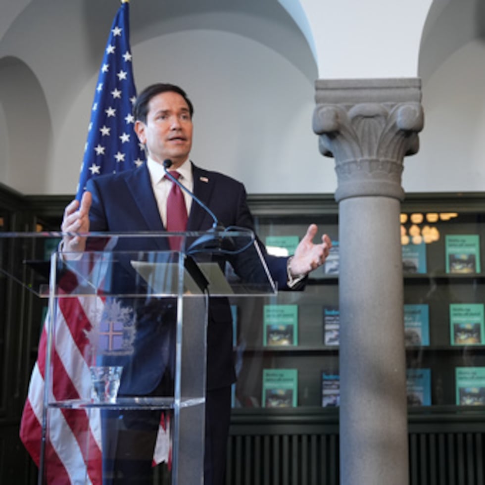 El secretario de Estado Marco Rubio junto a la ministra de Asuntos Exteriores de Islandia, Thorgerour Katrín.