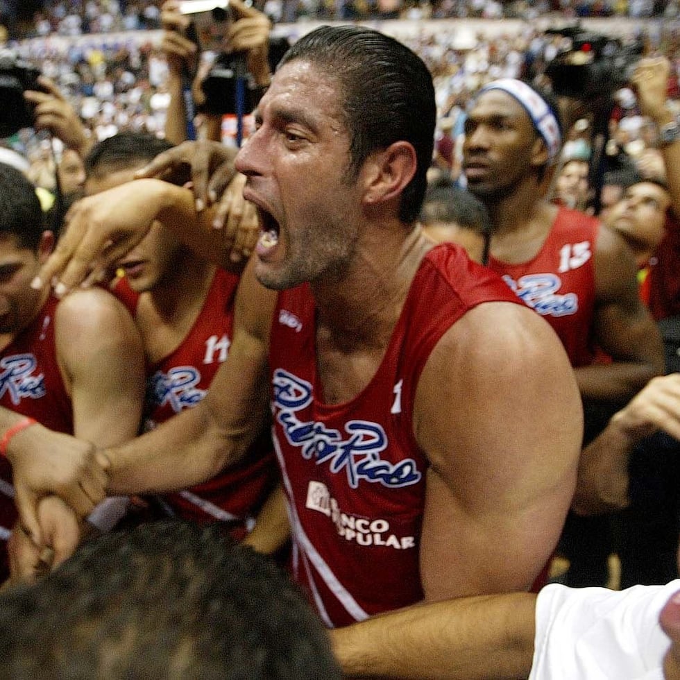 José "Piculín" Ortiz y el resto de la selección boricua celebra la victoria sobre Canadá en el Preolímpico del 2003 que le dio el tercer y último puesto a las Olimpiadas.