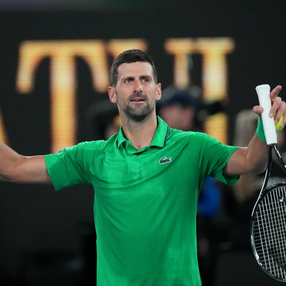 El serbio Novak Djokovic reacciona tras vencer al neerlandés Botic van de Zandschulp en la tercera ronda del Abierto de Australia el sábado 24 de enero del 2026. (AP Foto/Dita Alangkara)