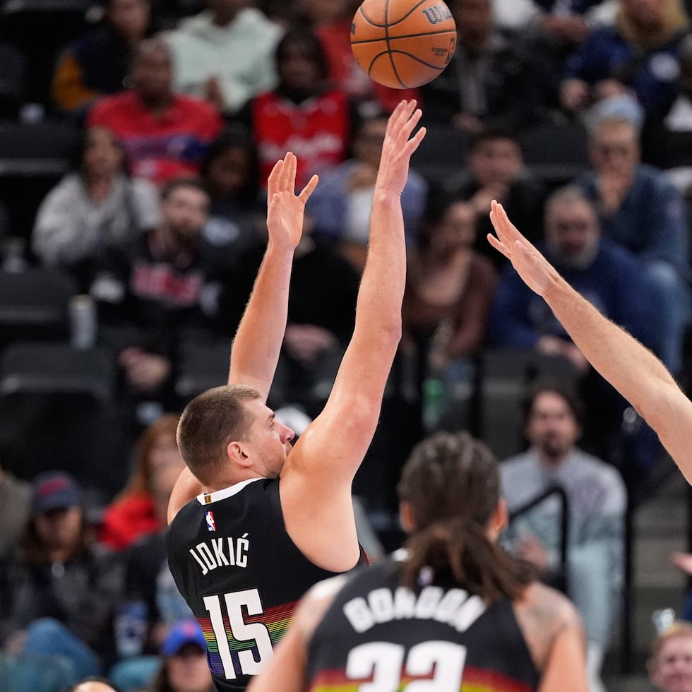 Nikola Jokic, de los Nuggets, tuvo un tiro bastante alto y difícil de gardear por el centro de Charlotte, Brook López.
