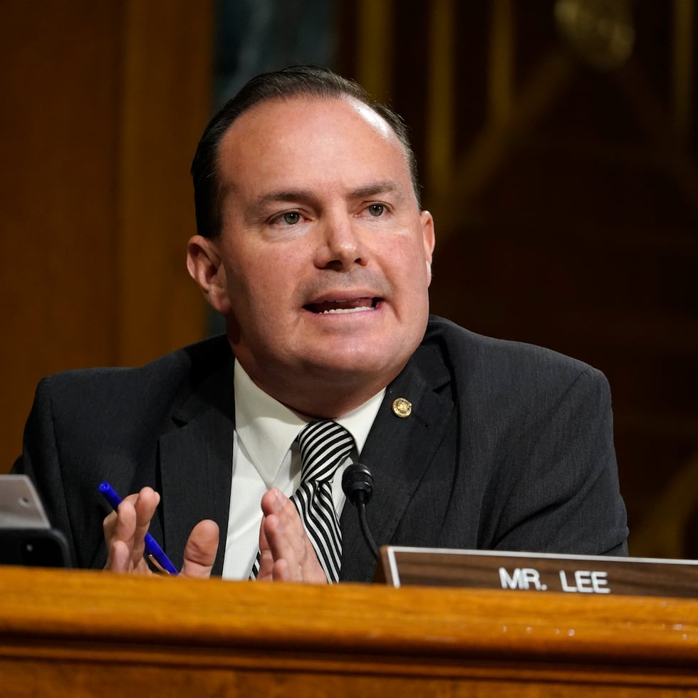 El senador Mike Lee inició su interrogatorio a la gobernadora Jenniffer González con el tema del escándalo que ha desatado el exsecretario de Desarrollo Económico y Comercio Sebastián Negrón Reichard.
