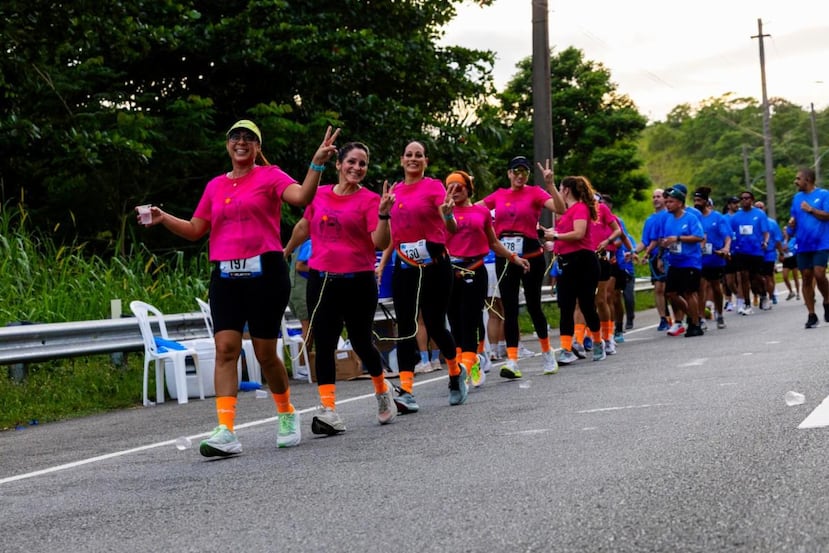 El concepto de correr amarrado, inspirado en el versículo bíblico Gálatas 6:2, promueve la unión, el trabajo en equipo y el apoyo mutuo.