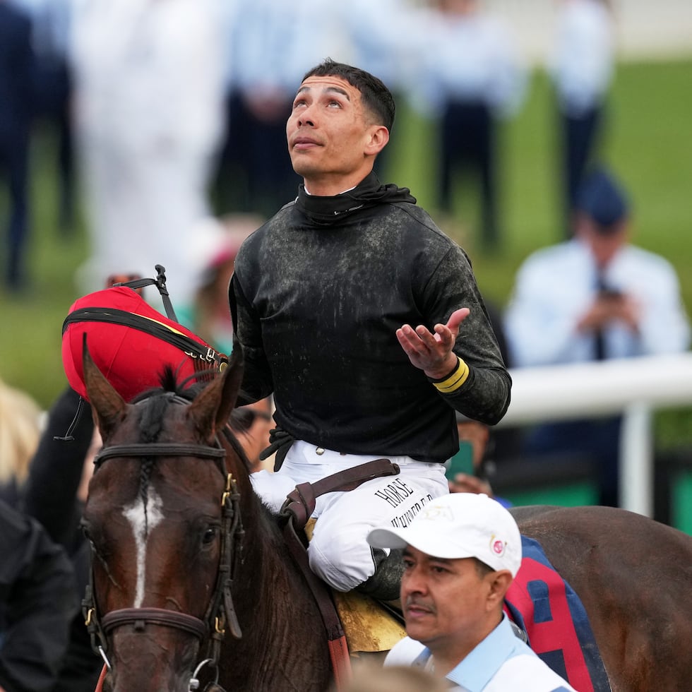 José Luis Ortiz agradece sobre Golden Tempo sus victoria en el Kentucky Derby del sábado en el Hipódromo Churchill Downs.