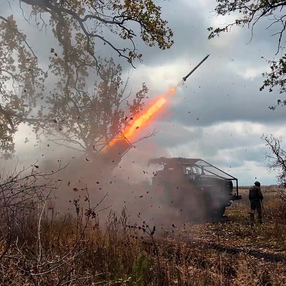 Imagen provista por el Ministerio de Defensa ruso de un misil lanzado hacia Ucrania desde una localidad no identificada.
