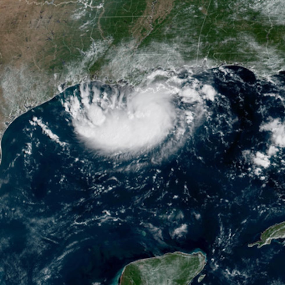 A primera hora del martes, la tormenta se encontraba a unas 65 millas al sur-sureste de Cameron, Luisiana.