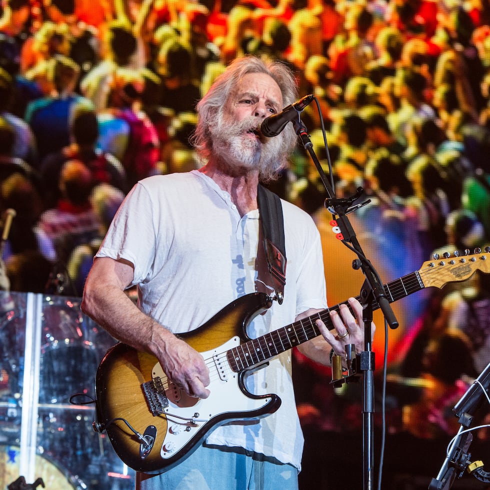 Bob Weir se unió a Grateful Dead —originalmente conocidos como The Warlocks— en 1965 en San Francisco, cuando tenía apenas 17 años.