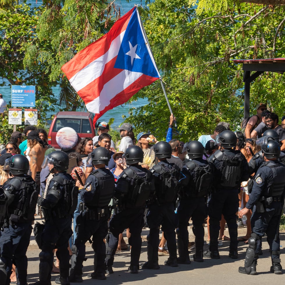 Esta imagen de 2025 muestra oficiales de la División de Operaciones Tácticas de la Policía ante ciudadanos, en una manifestación contra el Paseo Ciclista y Peatonal propuesto en Rincón.