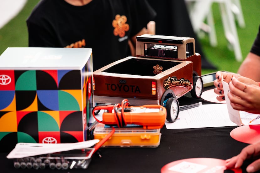 En Laboratorio STEM Toyota el reto para los estudiantes era crear un vehículo liviano, con elementos ecoamigables e inspirado en la marca Toyota.