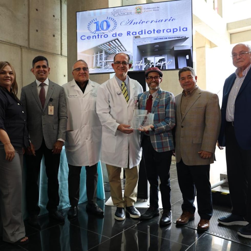Como parte de la celebración del décimo aniversario del Centro de Radioterapia del Centro Comprensivo de Cáncer, se otorgó un reconocimiento al personal clínico, técnico, administrativo y científico que labora en la instalación.