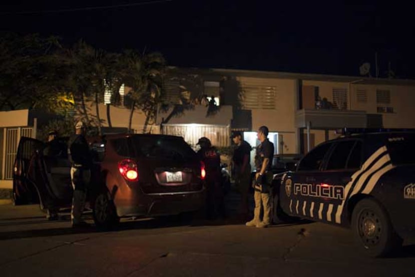 SE diligencian sobre 63 órdenes de arresto en los residenciales Manuel Zeno Gandía, Ramón Marín Sola, Trina Padilla de Sanz, Bella Vista y Antonio Márquez Arbona. (GFR/ Dennis M. Rivera Pichardo)