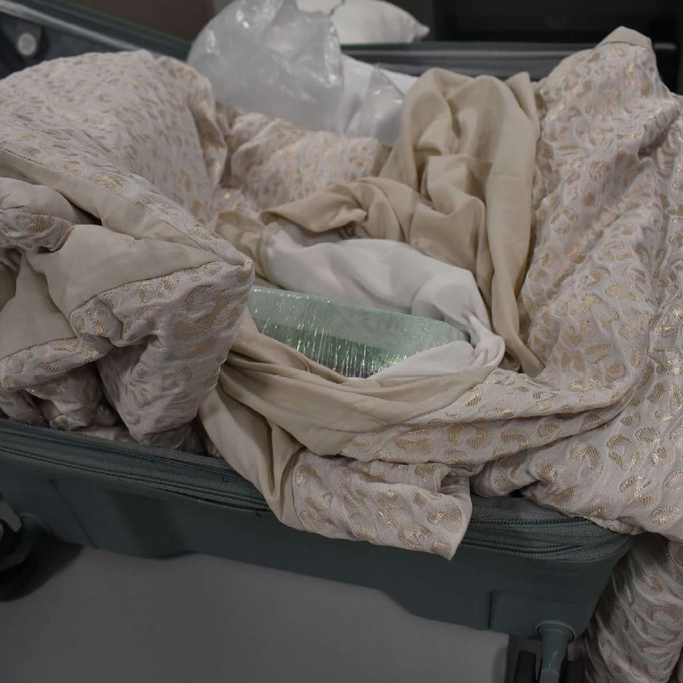 Imagen incluida en la denuncia de HSI sobre la cocaína encontrada en el equipaje de una mujer que pretendía viajar del Aeropuerto Internacional Luis Muñoz Marín a Nueva Jersey.