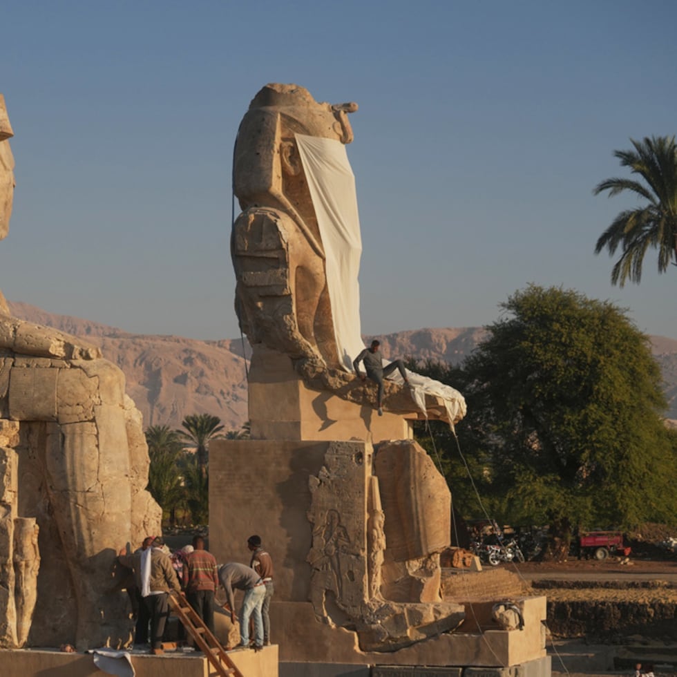 Algunos de sus bloques fueron reutilizados en el templo de Karnak, pero los arqueólogos los trajeron de vuelta para reconstruir los colosos, según el Ministerio de Antigüedades.