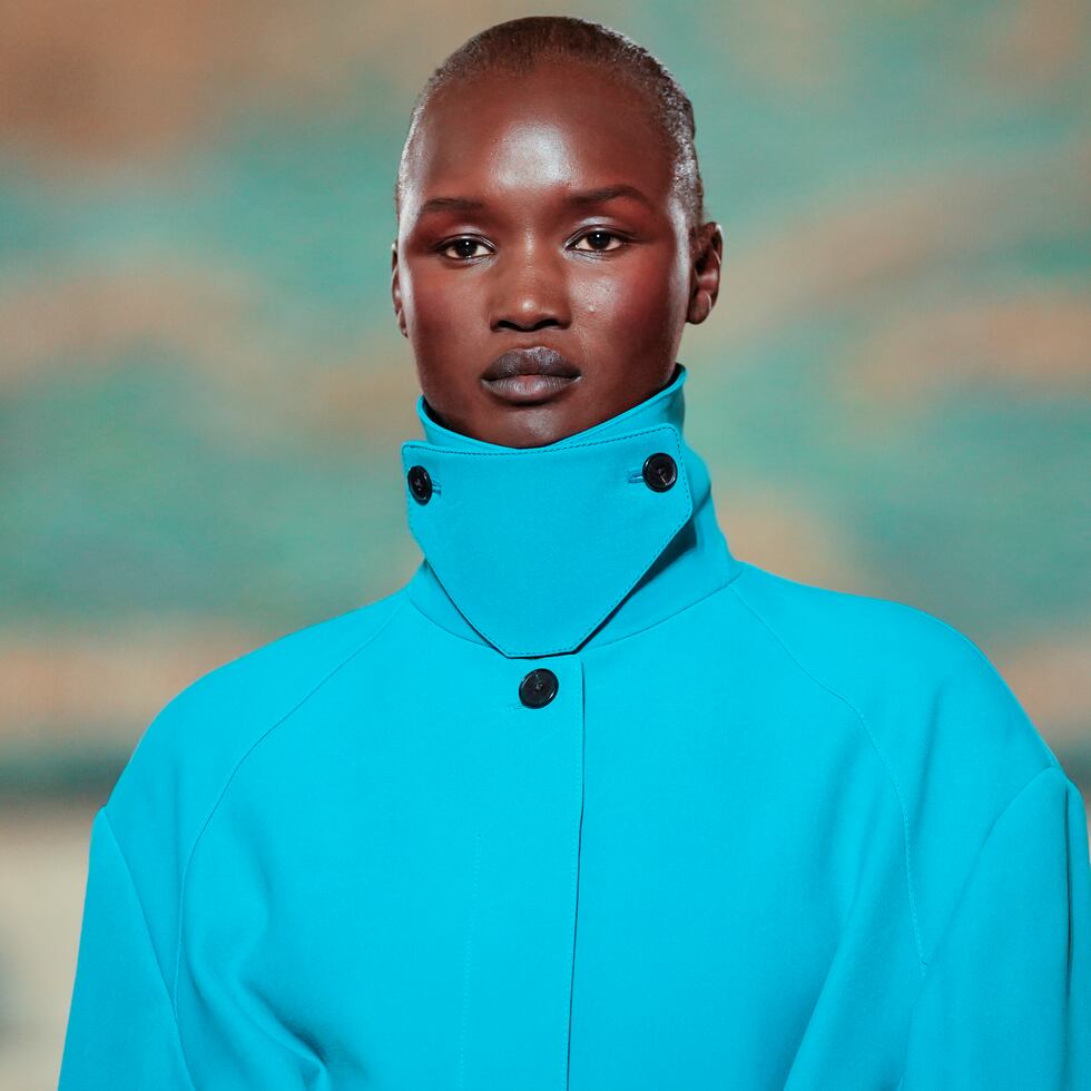 Aunque la paleta tendía a tonos tierra, hubo momentos de colores brillantes, como un trench coat de lona turquesa.