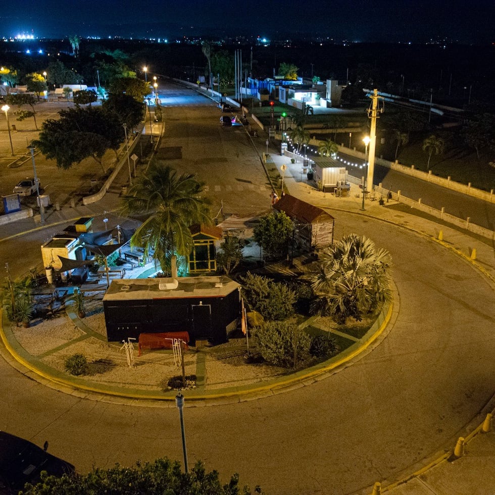 Días después de haber sido notificado por la Fiscalía federal sobre la situación, el entonces alcalde de Ponce, Luis Irizarry Pabón, circuló esta foto con un comunicado de prensa anunciando una iniciativa para cambiar las luminarias de La Guancha.